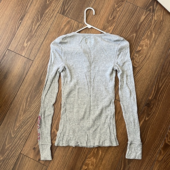 American Eagle Logo Long Sleeve Waffle Henley Shirt - Grey/Pink - Picture 2 of 9